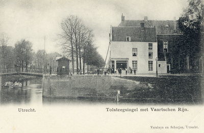 4966 Gezicht op het begin van de Vaartsche Rijn (links) te Utrecht met rechts de zijgevel van een huis aan de ...